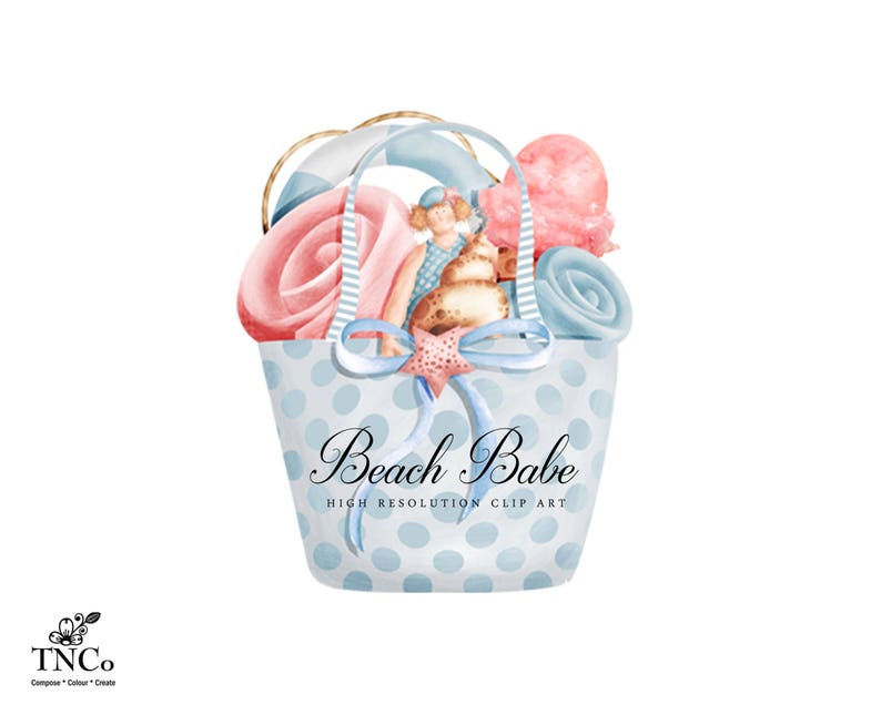 Op de afbeelding: Een blauwe en witte geblokte strandtas met een blauw lint en een ster. De tas is gevuld met een roze en witte strandhanddoek, een blauw en witte gestreepte handdoek, een blauw en witte gestreepte strandhoed en een roze en witte ijshoorn. De tekst "Beach Babe" staat op de tas.