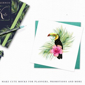 Pode incluir: Uma ilustra&ccedil;&atilde;o em aquarela de um tucano com bico amarelo e corpo preto, empoleirado em uma folha de palmeira verde com uma flor de hibisco rosa. A ilustra&ccedil;&atilde;o est&aacute; em um cart&atilde;o branco com um envelope azul turquesa.