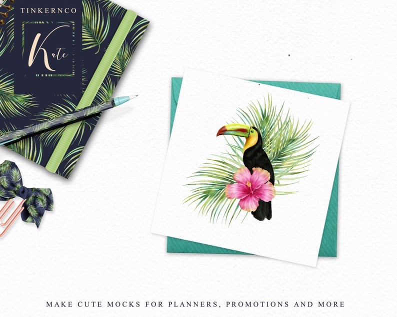 Pode incluir: Uma ilustra&ccedil;&atilde;o em aquarela de um tucano com bico amarelo e corpo preto, empoleirado em uma folha de palmeira verde com uma flor de hibisco rosa. A ilustra&ccedil;&atilde;o est&aacute; em um cart&atilde;o branco com um envelope azul turquesa.