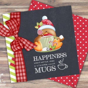 Puede incluir: Una pizarra con una ilustraci&oacute;n de dibujos animados de un p&aacute;jaro sosteniendo una taza de chocolate caliente. El texto en la pizarra dice "Happiness Warm Winter Hugs & Steaming Cocoa Mugs".