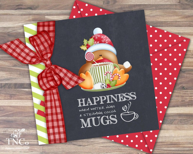 Puede incluir: Una pizarra con una ilustraci&oacute;n de dibujos animados de un p&aacute;jaro sosteniendo una taza de chocolate caliente. El texto en la pizarra dice "Happiness Warm Winter Hugs & Steaming Cocoa Mugs".