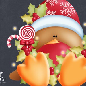 Puede incluir: Un petirrojo de dibujos animados con un gorro de Pap&aacute; Noel rojo con copos de nieve blancos, sosteniendo un adorno rojo y rodeado de hojas y bayas de acebo. El petirrojo tambi&eacute;n sostiene un bast&oacute;n de caramelo rojo y blanco y una piruleta roja y blanca en espiral.