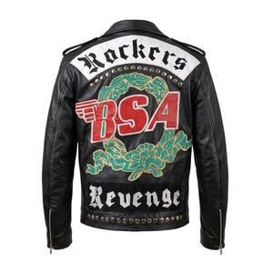 Op de afbeelding: Zwarte leren jas met de tekst "Rockers" en "Revenge". De achterkant van de jas heeft een "BSA" logo in rood en groen. De jas heeft zilveren studs en ritsen.