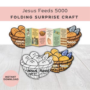 Op de afbeelding: Een vouwknutselwerk met de titel "Jezus voedt 5000" met illustraties van manden met brood en vis. Het knutselwerk bevat tekst en is ontworpen als een vouwoverrasing. De woorden "Direct downloaden" zijn ook zichtbaar.