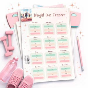 Puede incluir: Un rastreador de pérdida de peso rosa con secciones mensuales y el texto "Weight Loss Tracker". La imagen incluye pesas rosas, una botella de agua, zapatillas y un lápiz. También se ve una báscula rosa.