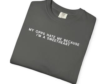 Mina Opps hatar mig för att jag är en älskling T-shirt, rolig grafisk T-shirt för kvinnor, sarkastisk Alla hjärtans dag-present till henne, bästa vän födelsedag