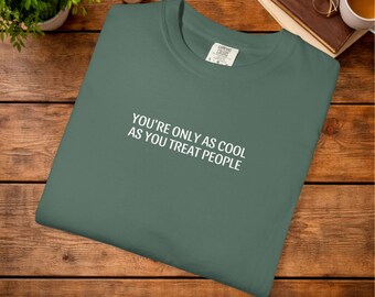 Du är bara så cool som du behandlar människor grafisk t-shirt, vänlighet t-shirt, inspirerande citat t-shirt, present till bästa vän syster dotter, pers