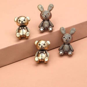 2 paar cartoon teddybeeroorbellen, minimalistische dierlijke oorbel voor vrouwen, modieuze en schattige cartoon 3D-beer-oorknopjes, verjaardagscadeau