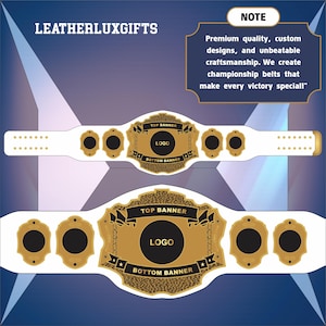 Może przedstawiać: Dwa pasy mistrzowskie z białymi paskami i złotymi akcentami. Pasy posiadają centralną płytkę z miejscem na logo oraz tekst "TOP BANNER" i "BOTTOM BANNER". Obraz zawiera również tekst "LEATHERLUXGIFTS".