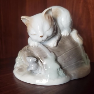 GeorgeGood | Porcelain Cat Sleeping on Bucket w/ Mouse VTG Figurine