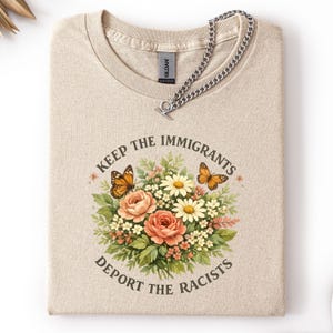 Camiseta con estampado floral de mariposas y la frase "Mantengan a los inmigrantes, deporten a los racistas" / Camiseta vintage botánica con declaración de igualdad "Amen a la gente"
