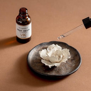 Porta incienso y difusor de aceite de cerámica hecho a mano con forma de flor, escultura floral minimalista con plato, pequeña decoración zen, regalo estético para perfumar el hogar.