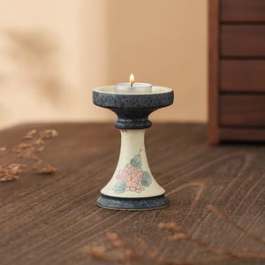 Handmålad ljusstake i körsbärsblommor i keramik, blå och beige keramikljusstake, Sakura blommig ljusstake, handgjord heminredning