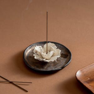 Handmade Ceramic Flower Incense Holder & Oil Diffuser, Minimalist Floral Sculpture with Dish, Small Zen Decor, Aesthetic Home Fragrance Gift