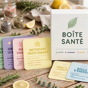 Könnte beinhalten: Eine weiße rechteckige Schachtel mit der Aufschrift Boîte Santé und einer grünen Blattillustration, begleitet von mehreren bunten Rezeptkarten in Pastelltönen wie Grün, Lila, Rosa, Gelb und Blau, die jeweils Text, Symbole und Anleitungen enthalten.