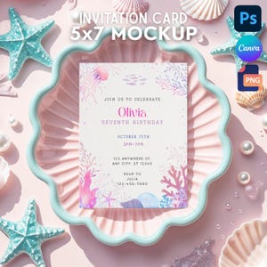 Puede incluir: Maqueta de tarjeta de invitación de 5x7 con temática de conchas marinas. La invitación presenta el texto "Olivia Séptimo Cumpleaños" con detalles del evento. La tarjeta está rodeada de conchas marinas, estrellas de mar y perlas, con una combinación de colores rosa y azul.