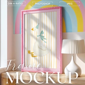 Mockup de Moldura Nursery Rosa Pastel com Contas – Pôster A4 A3 PSD PNG JPG
