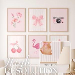 Peut inclure: Ensemble de six impressions d'art encadrées avec des illustrations à l'aquarelle. Les impressions présentent un arrangement floral rose, un nœud rose, un appareil photo rose, des cerises avec des nœuds, un flamant rose et un ours en peluche avec un nœud. Le fond est à rayures roses et blanches.