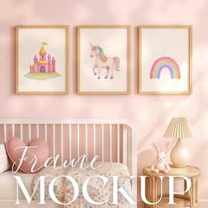 Pode incluir: Três impressões de arte emolduradas com um castelo rosa, um unicórnio e um arco-íris. As obras de arte em estilo aquarela têm cores suaves. As molduras de madeira clara complementam as imagens. O tema é lúdico, ideal para um quarto infantil.