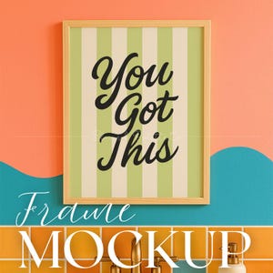 Retro Pop-Art Badezimmer-Poster-Mockup PSD – Präsentation in warmer Innenszene mit Erdtönen – Smart-Object-Layout – Format A3 A4 DIN