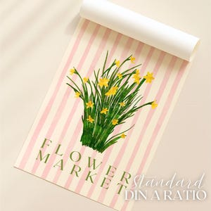 Maqueta de póster enrollado minimalista (PSD) – Escena beige plana para formato DIN A3/A4 – Objeto inteligente – Arte mural imprimible – Arrastrar y soltar