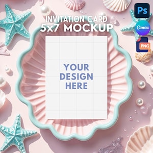 Puede incluir: Una maqueta de tarjeta de invitación de 5x7 con el texto "YOUR DESIGN HERE" en una tarjeta blanca. La tarjeta está colocada en un plato rosa con forma de concha con un borde azul claro, rodeada de conchas, perlas y estrellas de mar turquesas sobre un fondo rosa. También se ven las palabras "INVITATION CARD" y "5x7 MOCKUP".
