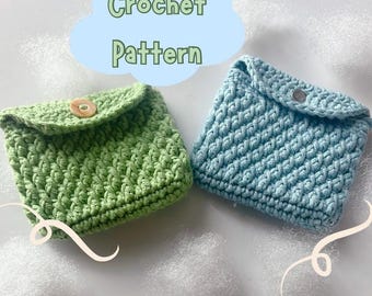 Può includere: Due pochette all'uncinetto, una verde e una blu, con chiusura a bottone. Le pochette sono su una superficie bianca con il testo "Crochet Pattern" sopra.