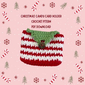 Op de afbeelding: Een handgemaakte kerst snoep kaarthouder met een haakpatroon. De houder is rood en wit gestreept met een groene flap en een houten knoopsluiting. De tekst op de afbeelding luidt "Christmas Candy Card Holder Crochet Pattern PDF Download."