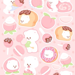 Puede incluir: Una hoja de pegatinas con fondo rosa y el texto "PEACHY BEAR". Las pegatinas presentan personajes de osos blancos con postres con temática de melocotón, como helados, donuts y piruletas. Las pegatinas son de estilo lindo y de dibujos animados.