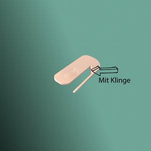 Puede incluir: Un objeto de plástico beige claro con una base rectangular y un mango fino e inclinado. El texto "Mit Klinge" está junto a una flecha que apunta al mango. El objeto está sobre un fondo degradado turquesa.