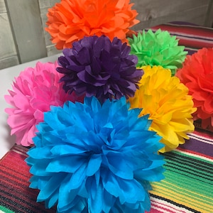 Flores de papel de seda. Fiesta mexicana. Pompones de papel. Decoración del Día de Muertos.