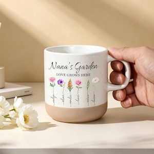Taza con diseño de flores de nacimiento del jardín de la abuela para Nana, regalo de cerámica personalizado para la abuela, ramo de flores de nacimiento, taza con los nombres de los nietos.