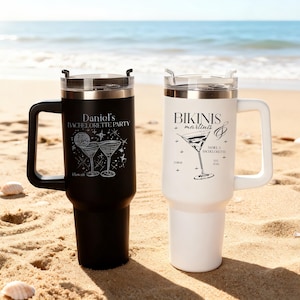 Pu&ograve; includere: Una tazza di ceramica bianca con manico nero e la scritta "But First, Coffee" in stile scritto a mano. La tazza &egrave; su una superficie bianca. La tazza &egrave; alta circa 10 cm.