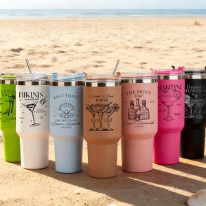 Pu&ograve; includere: Un set di tre tazze in ceramica con finitura opaca e macchiettata. Le tazze sono nei toni del crema, grigio chiaro e grigio scuro. Ogni tazza ha un design semplice e minimalista.