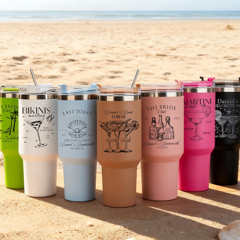 Pu&ograve; includere: Un set di tre tazze in ceramica con finitura opaca e macchiettata. Le tazze sono nei toni del crema, grigio chiaro e grigio scuro. Ogni tazza ha un design semplice e minimalista.