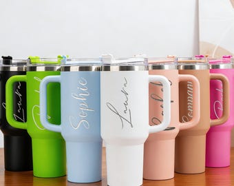 Bicchiere con cannuccia in acciaio inossidabile con incisione personalizzata, regalo per damigella d'onore, bicchieri per le vacanze, bicchiere personalizzato da 40 once con manico, proposta di matrimonio per damigella d'onore