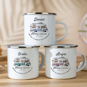 Op de afbeelding: Drie witte emaille mokken met zilveren randen zijn op elkaar gestapeld. Elke mok heeft een camper illustratie en de tekst "Making memories since 2025. Home is where we park it." De mokken zijn gepersonaliseerd met de namen "Damari", "Gordon" en "Amyra".