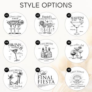Pu&ograve; includere: Nove opzioni di design circolari con illustrazioni e testo in bianco e nero. I design includono bicchieri da cocktail, bottiglie e temi tropicali, con testo come "Daniel's Bachelorette Hawaii" e "The Final Fiesta."