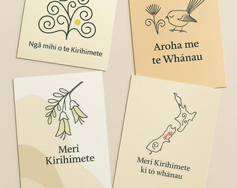 Op de afbeelding: Vier crèmekleurige wenskaarten met zwarte illustraties en tekst. De kaarten tonen een gestileerde kerstboom, een vogel, bloemen en een kaart van Nieuw-Zeeland. De tekst bevat "Ngā mihi o te Kirihimete" en "Aroha me te Whānau".