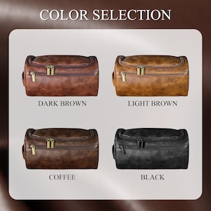 Op de afbeelding: Een afbeelding met vier leren toilettassen in verschillende kleuren: donkerbruin, lichtbruin, koffie en zwart. Elke tas heeft een ritssluiting en een handvat. De tekst "COLOR SELECTION" staat bovenaan.