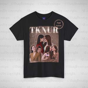 Könnte beinhalten: Ein schwarzes kurzärmeliges T-Shirt mit einem großen rechteckigen Grafikdruck auf der Vorderseite. Die Grafik zeigt den Text TKNUR in fetten weißen Buchstaben über einer Collage aus fünf Personen in verschiedenen Posen vor dunklem Hintergrund.