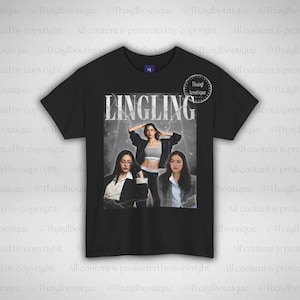 Pode incluir: Uma t-shirt preta de manga curta com uma impressão gráfica que apresenta o texto LINGLING numa fonte branca e negrito. O design inclui três imagens de uma pessoa com diferentes roupas, sobre um fundo com efeitos subtis de relâmpagos.