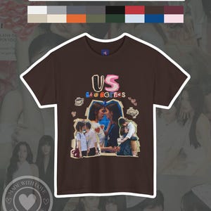 Puede incluir: Una camiseta marrón con el texto "US the Serbes" y un collage de imágenes. La camiseta tiene un borde blanco y las palabras "AVAILABLE IN MULTIPLE COLORS" están en la parte superior. La esquina inferior izquierda tiene el texto "MADE WITH LOVE THAIGLBOUTIQUE".