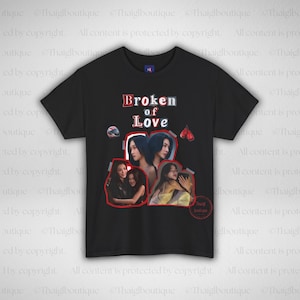Może przedstawiać: Czarny t-shirt z napisem "Broken of Love" w kolorze czerwonym i białym. Koszulka ma graficzny wzór z wizerunkami kobiet. Małe logo jest widoczne w prawym dolnym rogu.
