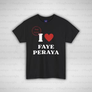 Puede incluir: Camiseta negra con el texto "I ❤️ FAYE PERAYA" en blanco y un corazón rojo. La camiseta también presenta un logotipo circular rojo con el texto "Thaigl boutique".