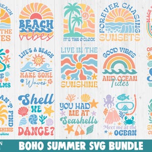 Op de afbeelding: Een verzameling van 20 Boho Summer SVG-ontwerpen met strandthema's. De ontwerpen bevatten zinnen als "Beach Vibes", "Enjoy the Waves" en "Sunshine on My Mind", samen met illustraties van de zon, golven en schelpen. Het kleurenpalet bevat tinten oranje, blauw en geel.