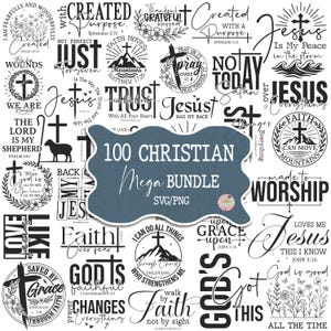 Op de afbeelding: Een verzameling christelijke afbeeldingen in zwart en wit. De afbeelding bevat verschillende tekstontwerpen, waaronder zinnen als "Jezus", "Geloof" en "God is goed". Een centrale banner luidt "100 CHRISTIAN Mega Bundle SVG/PNG".