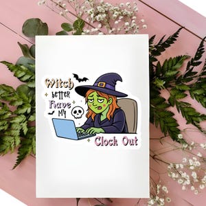 Op de afbeelding: Een witte sticker met een cartoon heks met groene huid, oranje haar en een zwarte hoed, die een blauwe laptop gebruikt. De tekst luidt "Witch better have my clock out", met een vleermuis- en schedelafbeelding.