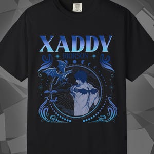 Comfort Colors unisex T-shirt featuring a Fourth Wing fantasy design inspired by the Empyrean Series. Premium quality 100% cotton shirt with a soft, relaxed fit, available in 3 colors and plus sizes. Bookish fantasy apparel inspired by Iron Flame, Onyx Storm, Basgiath War College, Dragon Riders, Fly or Die, and the Riders Quadrant, for fans of Violet Sorrengail, Xaden Riorson, and Rebecca Yarros.