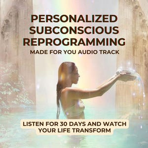 Puede incluir: Imagen promocional de pistas de audio de "Reprogramación Subconsciente Personalizada". Una mujer está en el agua, sosteniendo un objeto brillante del que fluye agua. El texto incluye "Made for You Audio Track" y "Escucha durante 30 días y observa cómo tu vida se transforma."
